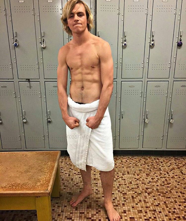 hotfamousmen:  Ross Lynch 