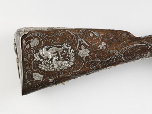 An ornate gold and silver decorated air rifle crafted by Johan Gottfriede Kolbe, circa 1735. Compres