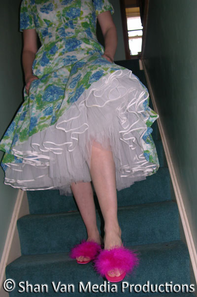 miss-shanelle:  Aunty Shan descending the stairs wearing her fluffy mules……..>