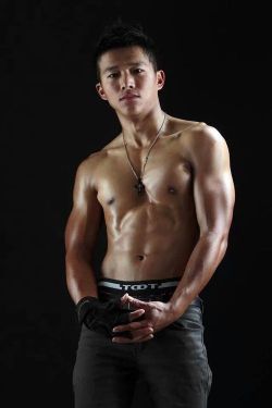 yumyumasianhunks:  yum yum Asian hunks. check out my blog