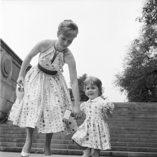 avagardner:R.I.P Carrie Fisher (1956 - 2016) and Debbie Reynolds (1932-2016)