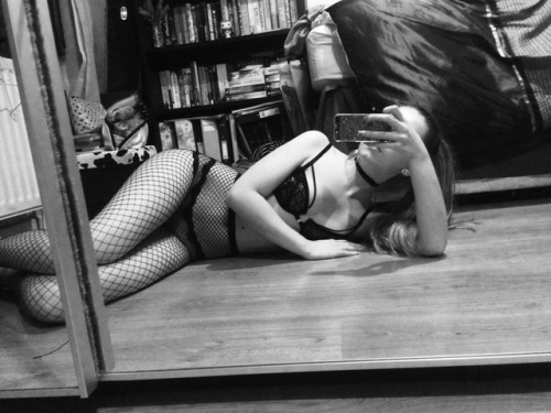 fridakhlahoe: A flexi girl in fishnets? What more could you want X