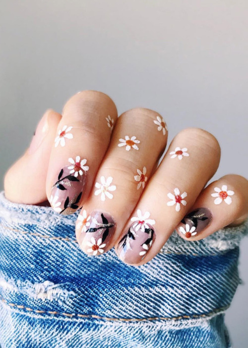 harpersbazaar: Groundbreaking Floral Nail Art Looks to Inspire Your Next Spring Manicure 17 flowery 