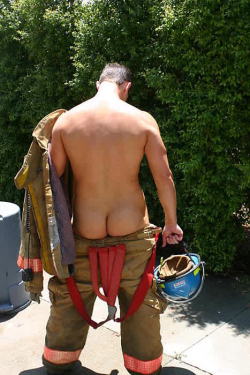 I love that he is looking at his hose! Make YOUR dreams come true… show me your hose! nudedreamscomingtrue.tumblr.com