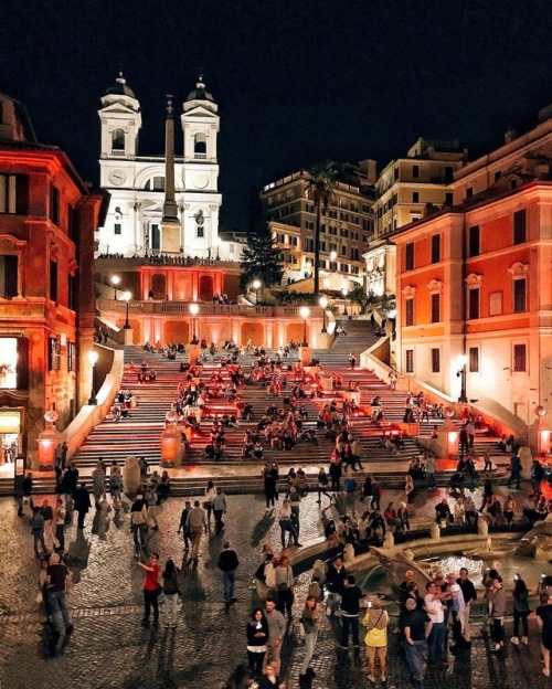 R E D L I G H T S // Piazza di Spagna a luci rosse ✨ • • • #traveleurope #bestcitiesofeurope #ilovet