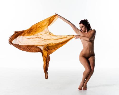 lightartistry: Laina V . She’s the best fabric thrower I’ve ever worked with, hands down. #nude #nud