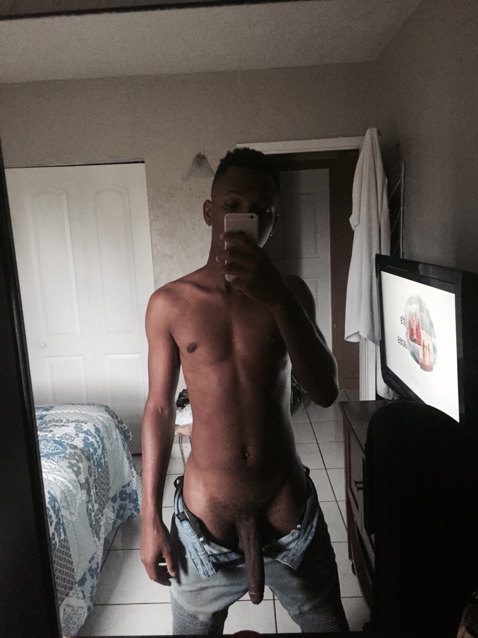 fijiwaterbottles:  fijiwaterbottles:  fijiwaterbottles:  Follow my Instagram @zaddymechiee💦✨👏🏽