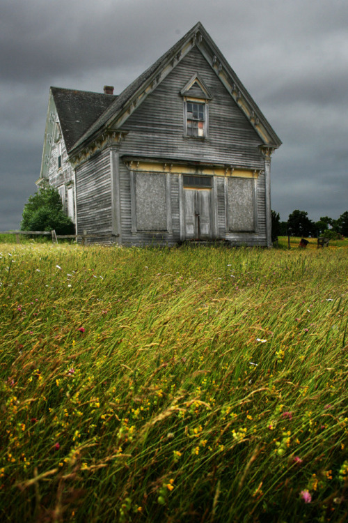 quienesesachica: archatlas: Abandoned Nova Scotia Madden Vallis Photography  *packs her ba