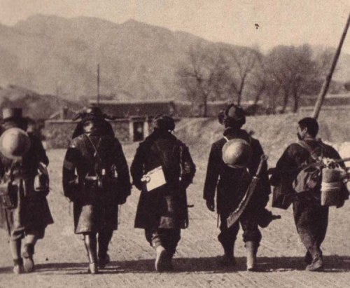 Japanese soldiers in Manchuria, 1932. Note the captured Chinese Dadao sword.