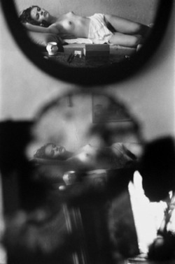 justanotheririshman:  Saul Leiter, The Young Violinist, 1967 (Young nude on bed, reflected in mirrors) 
