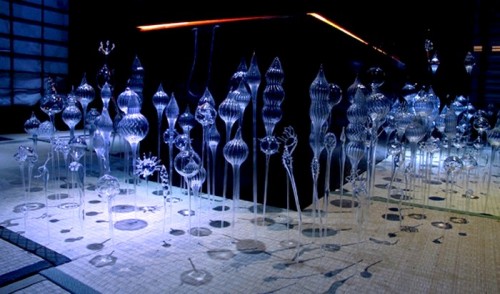 cross-connect:  Mika Aoki  ’ Singing Glass ‘ Japanese artist Mika Aoki embraces the dichotomous nature of glass’s solidity yet fragility. She says of the translucent material: “Unless light shines on it, we can’t confirm the existence of it