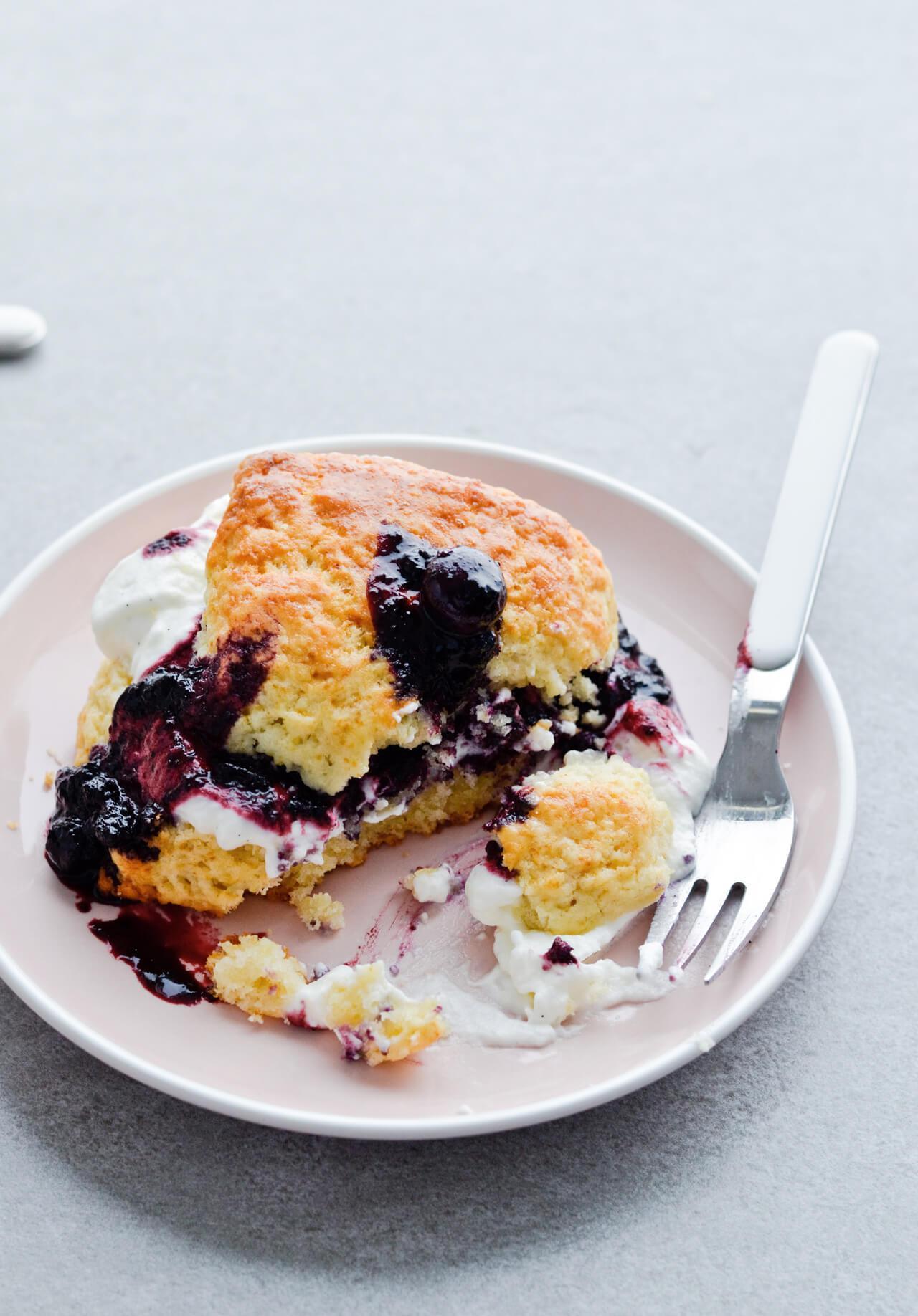 fullcravings:  Easy Vanilla Blueberry Shortcakes   Like this blog? Visit my Home