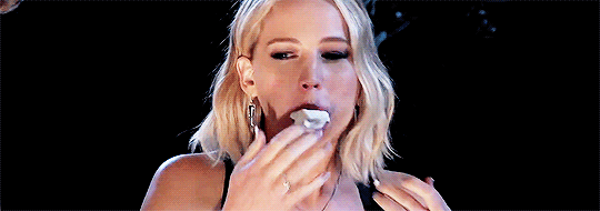 jenniferlawurence:  Jennifer Lawrence does the Chubby Bunny Challenge 
