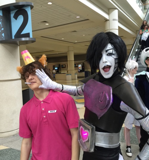 moderatelyokaycosplay:  I found Burgerpants at the convention, not at his job, further showing how much he sucks at everything   (Mettaton - www.facebook.com/moderatelyokaycosplay Burgerpants - Needs to go back to work)