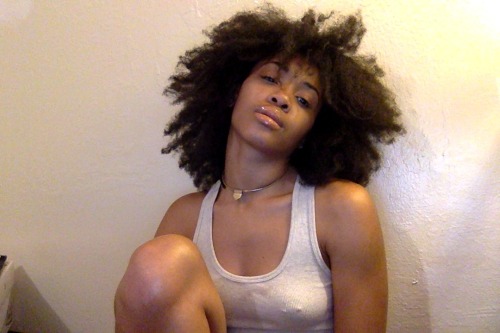 fuckyeavanity:with my natural hair and my gold skin… young east oakland girl.