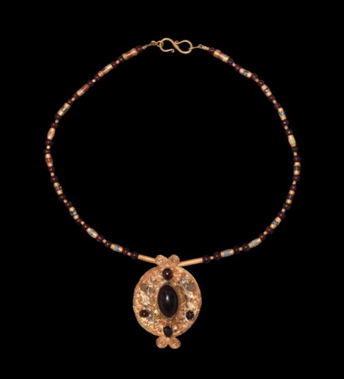 Ancient Greek gold and garnet necklace, dated to the 2nd to 1st centuries BCE. Source: Timeline Auct