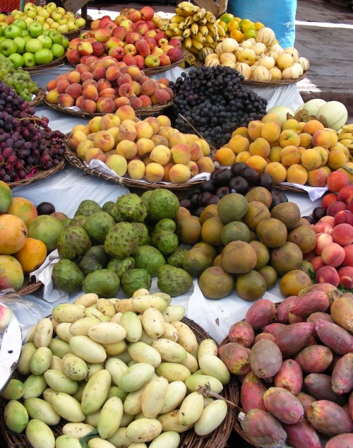 Diversas frutas para la venta, mercado, Pisac, Perú, 2010.A large part of the market in Pisac is dev