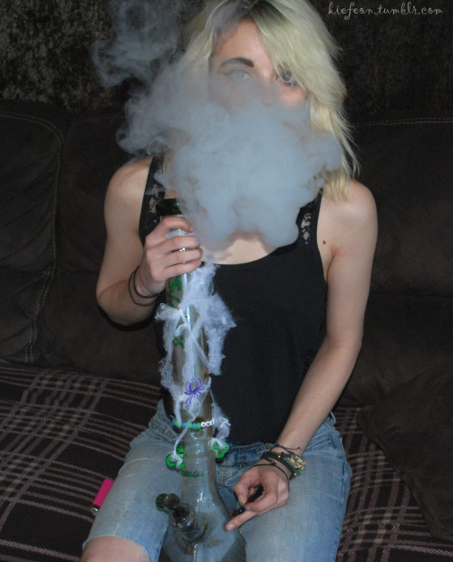 kiefeon:looks like im flipping off the camera, when its really how im just holding the remote :p 