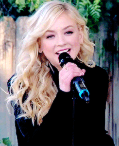 lucecarlyle:  Emily Kinney performing ‘Never Leave L.A.’ on the Home &amp;