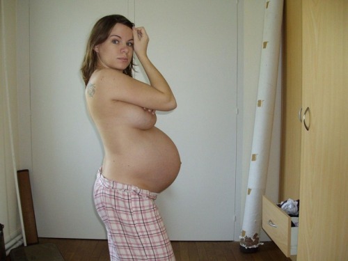 aspecialsconfessions:I really don’t know why so many women are afraid they won’t be beautiful or sexy any more once pregnant… Beautiful pictures! Agree?
