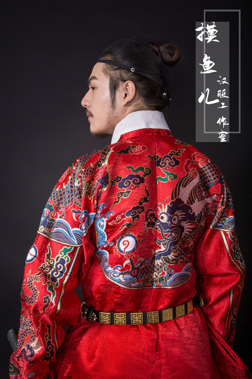 Traditional Chinese hanfu by 摸鱼儿汉服工作室