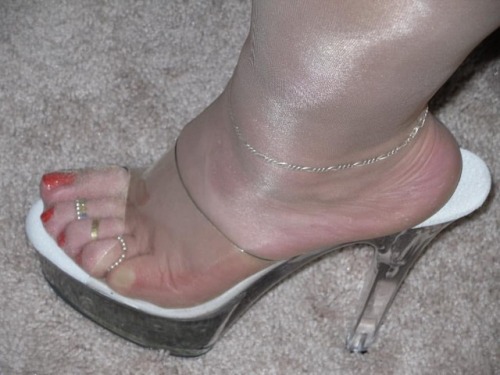 Me in #footcloseup in #ultrasheerpantyhose #sheerpantyhose in #clearheels #highheels #sexyheels #toe