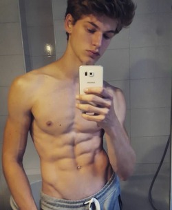 https://64.media.tumblr.com/37a9d50d18be21e755d490a743c7a391/tumblr_ouot9btV3d1sx7tvmo1_500.jpg