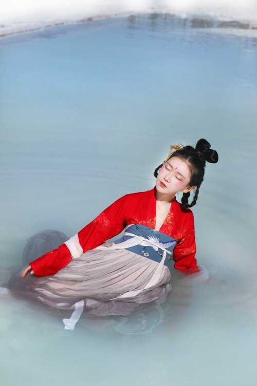 ziseviolet: Hanfu (han chinese clothing) photoset via 弥秋君. Location: Pamukkale, Turkey. Photography: