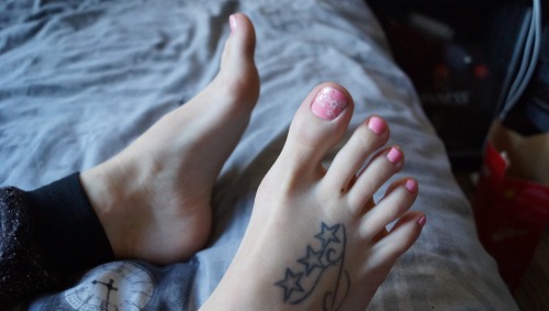 feetleaf-france:  solefulfeet:  I want you all to worship my cute, tiny feet!  👣👅