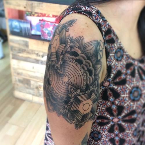 #tattoo #tatuaje #ink #inklove #mandala #hindu #brazo #arm #líneas #dot #line #dotwork #dotworktattoo #black #shadows #venezuela #lara #barquisimeto #colombia #gabrieldiaz #gabofiaz (en Old Skull Tattoo Studio)