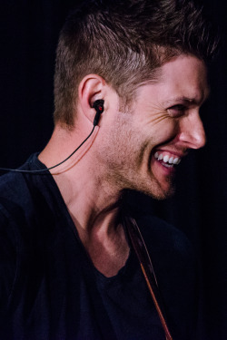 fluffycastiel:  Jensen Ackles - VanCon 2015 Photography by me.  