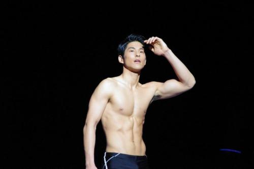 koreanguylover:  얘 누군데??