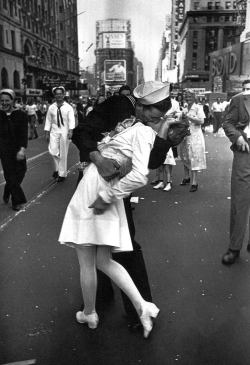 un-cerebro-hambriento:    El piloto de caza, Jerry Yellin y la enfermera Gloria Bullard, a 70 años de haber protagonizado una de las fotos más emblemáticas de la segunda guerra mundial: El beso. 