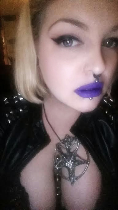 thelollirot:  Front Flash App lighting isn’t the best; but hey - my 3 Witches lipstick!