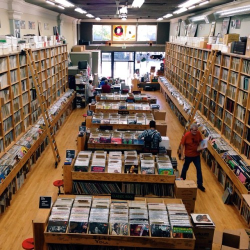vinylhunt:  Inside Bop Street Records - an amazingly-organized collection of 500,000 records, most in great condition, carefully tucked inside of plastic outer sleeves. #recordshop #recordstore #rsdeveryday #vinyl #vinylgram #instavinyl #vinylhunt 
