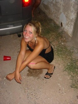 DRUNK GIRLS PEEING IN PUBLIC!!!