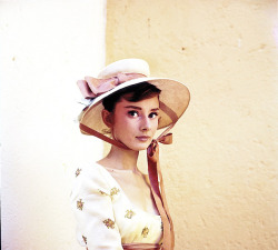 roninhideout:    Audrey Hepburn on the set of War and Peace, 1955.  Pictures by photographer Milton H. Greene.   q 