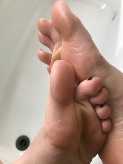 kissabletoes:  Taste each toe slowly until you are told to stop.. which won’t be anytime soon 😏