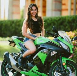 motorcycles-and-more:  Girl on Kawasaki Ninja