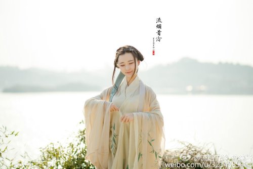 xxxshakespearexxx: 流烟昔泠-琉璃酱 Crossed-collar, waist-high Ruqun/襦裙 worn with Daxiushan/大袖衫 (large-sleev