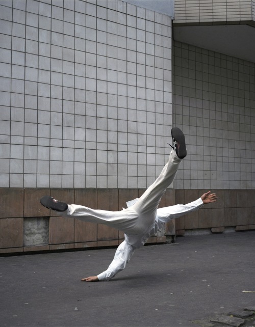 duoyen: The fall, 2006, ph. Denis Darzacq, Courtesy of Galérie VU, Paris In 2006, Denis Darzacq asked dancers and athletes to perform jumps against background that he had found and prepared. Photographed in the courtyards of buildings or in streets in