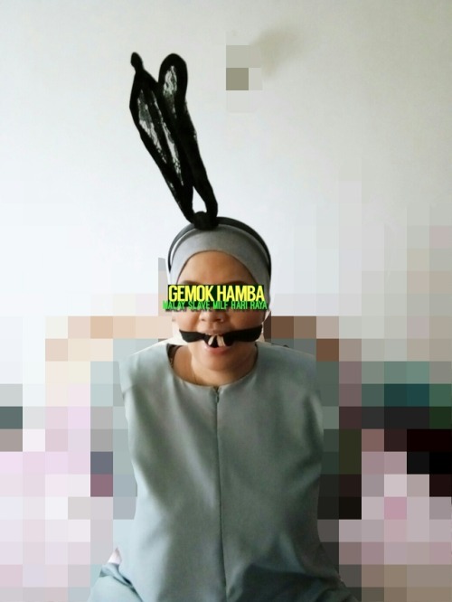 gemokhamba: Masuk Hari Raya ke-2. Nak pergi open house. Sebelum bertudung, pose dulu. Abam-abam buat