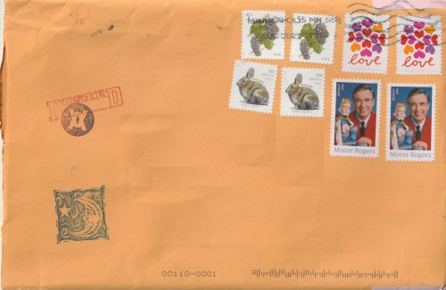 Une enveloppe, pleine de trésors, reçue de l’artiste postale, collagiste, créatrice de zines, Alliso
