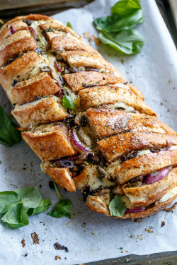 do-not-touch-my-food:  Barbecue Chicken Pull Apart Bread   Get in my belly!