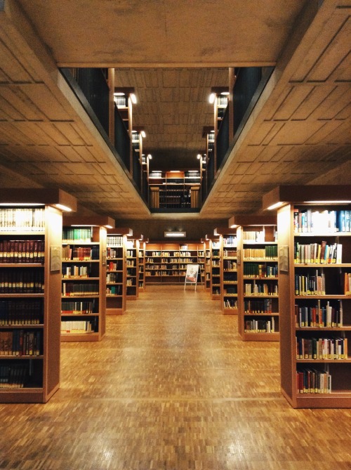 bookscallingproject: I’ve found my new favourite library — this one in Dresden (Saxon St