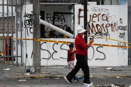 Graffiti seen around Quito during the popular insurrection against an IMF backed austerity package. 