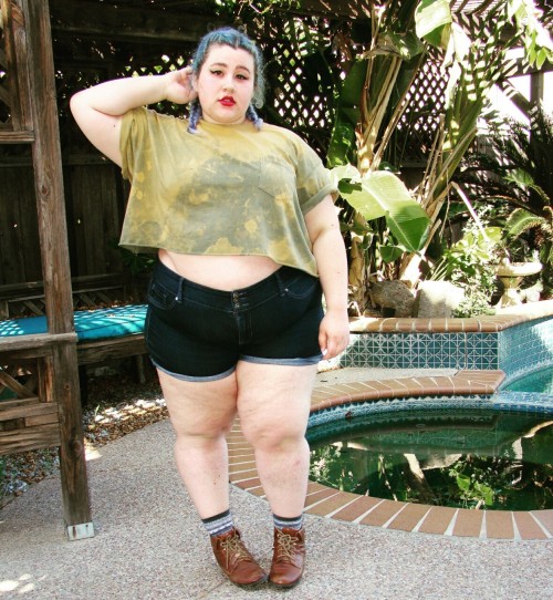 strangeasanjles:  mulsmulsss:  Up next: Should fat girls wear shorts and crop tops??? More of me totally not giving a fuck at 11  You are so cute!!! *screams* 