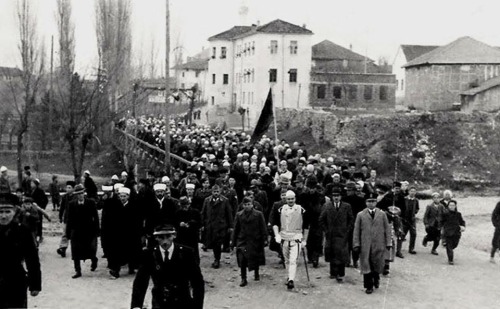 kosovare-madridista:  Albanians celebrate Albania’s Independence Day on 28th November 1942 in 