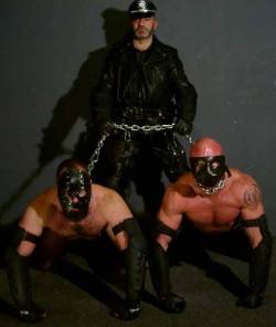 subslamslave:  MASTER &amp; OWNER of two sub slaves dogs in training….. CHAIN LEADS KEEP THE TWO IN MASTERS CONTROL