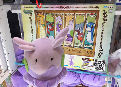 goodrops:  zombiemiki:  Super DX Goomies and Goodras at a Sega game center.The Goomy in the last picture looks as if it’s saying, “please, someone win me and take me away from this strange place.”  want! <3